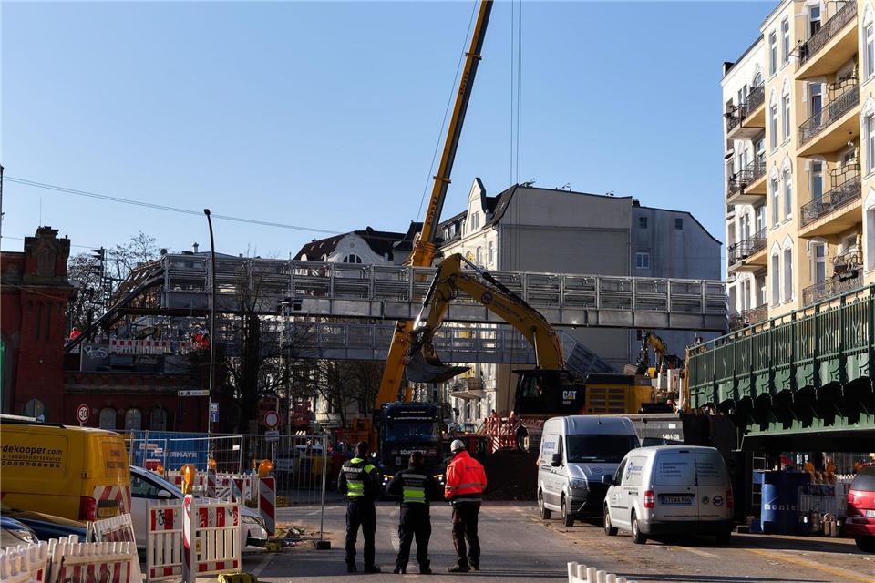 Die Eisenbahnüberführung ist Teil der Verbindungsbahn zwischen Hauptbahnhof und Altona, über die täglich rund 900 Züge rollen.Marcus Golejewski/dpa