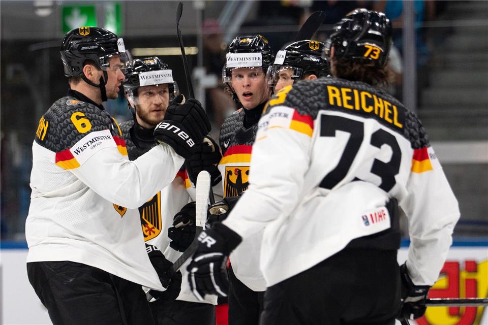 Die Eishockey-Nationalmannschaft freut sich über den zweiten Erfolg bei der Eishockey-WM.Claudio Thoma/KEYSTONE/dpa