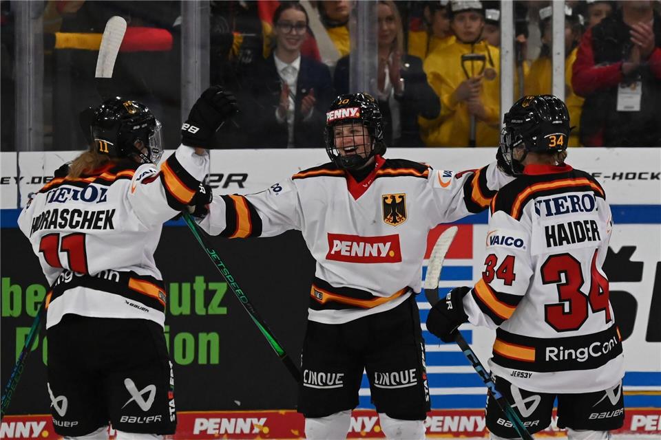 Die Eishockey-Spielerinnen dürfen sich über eine gute Nachricht freuen. (Archivbild)Markus Lenhardt/dpa