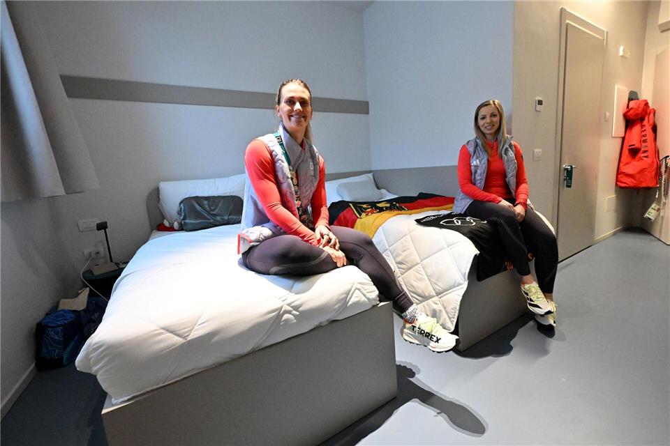 Die Eishockey-Spielerinnen um Nicola Hadraschek-Eisenschmid (l) und Anne Bartsch bezogen als erste deutsche Sportlerinnen das olympische Dorf.Peter Kneffel/dpa