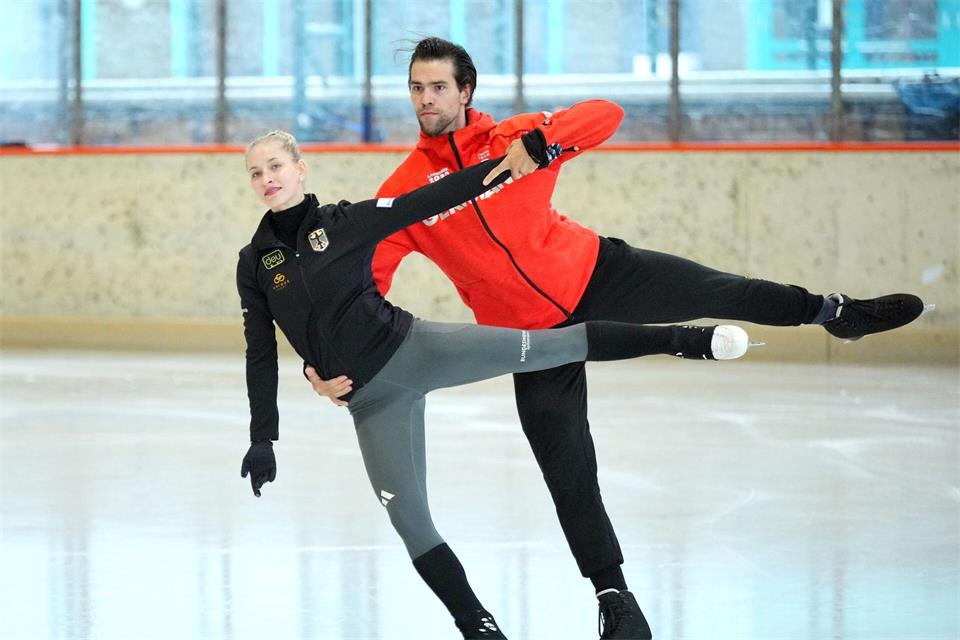Die Eiskunstläufer Minerva Hase (l) und Nikita Volodin trainieren regelmäßig in Berlin. (Archivbild)Soeren Stache/dpa