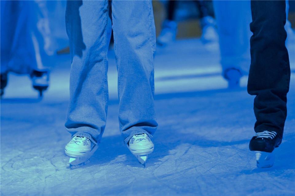 Die Eislaufbahn in Potsdam hat seit Samstag geöffnet.Michael Bahlo/dpa