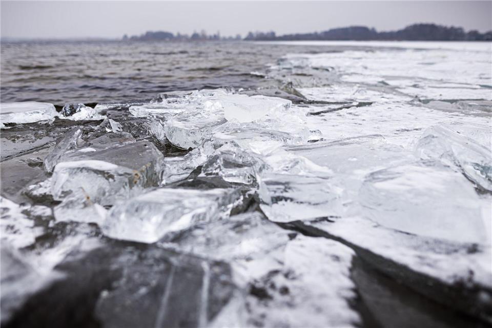 Die Eisschicht auf dem Steinhuder Meer ist zu dünn zum Betreten. Moritz Frankenberg/dpa