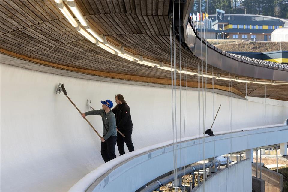 Die Eisschicht wird während des Betriebs jeden Morgen gewartet. (Archivbild)Michael Reichel/dpa