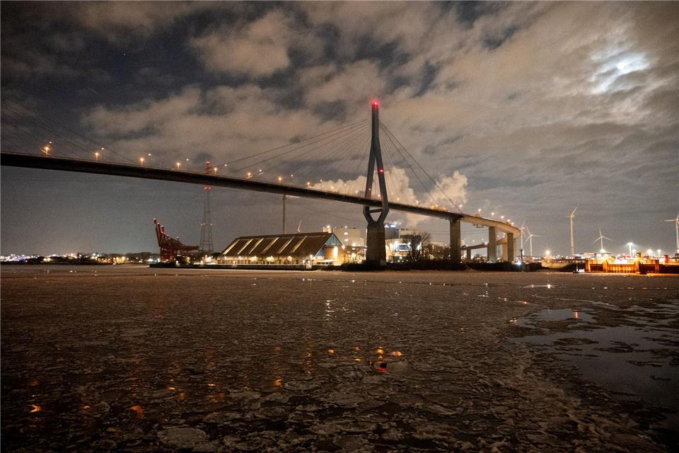 Die Eisschollen behindern die Hadag-Fähren im Hamburger Hafen.Daniel Bockwoldt/dpa
