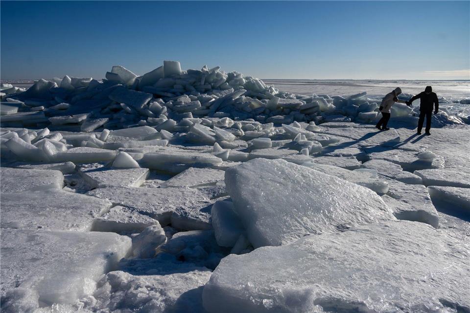 Die Eisskulpturen erinnern an das Werk einen Künstler aus der Region: Caspar David Friedrich.Stefan Sauer/dpa