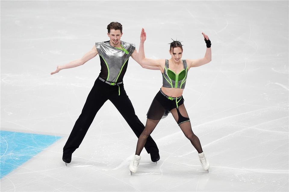 Die Eistänzer Charise Matthaei (r) und Max Liebers (l) haben bei der EM den Sprung ins Finale geschafft.Mike Egerton/PA Wire/dpa