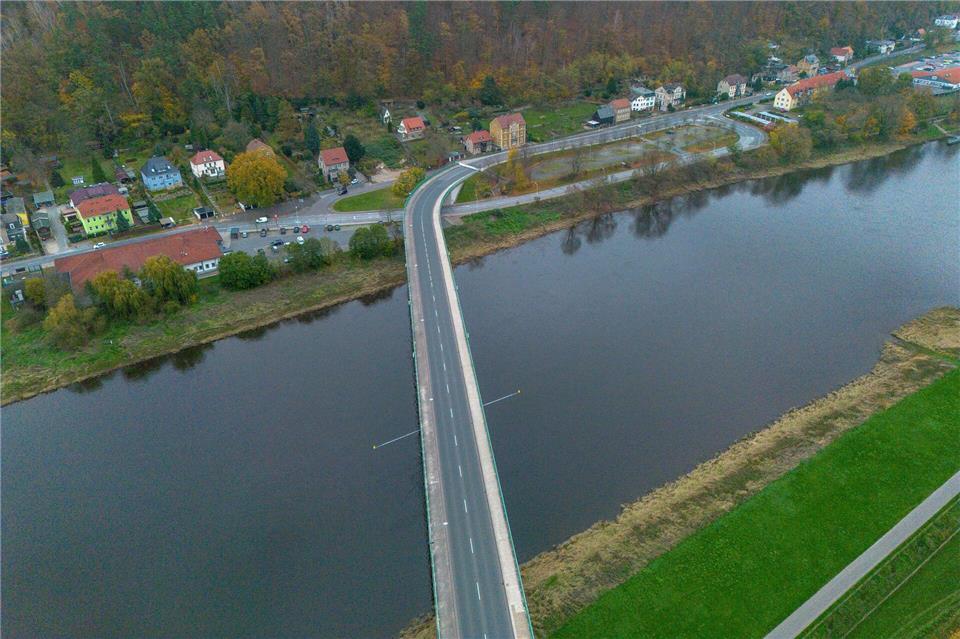 Die Elbbrücke in Bad Schandau musste am Mittwochabend aus Sicherheitsgründen gesperrt werden. Daniel Wagner/dpa