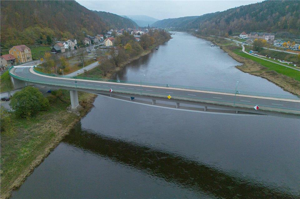 Die Elbbrücke in Bad Schandau musste am Mittwochabend aus Sicherheitsgründen gesperrt werden. Daniel Wagner/dpa