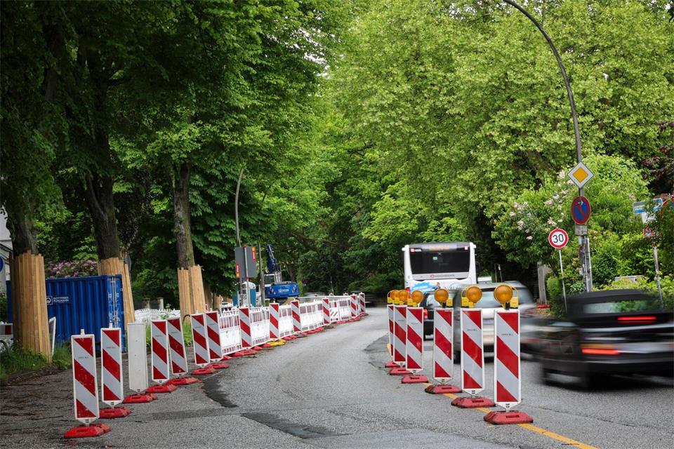 Die Elbchaussee war vorübergehend in beide Richtungen offen - nun wird sie wieder dichtgemacht. (Symbolbild)Christian Charisius/dpa