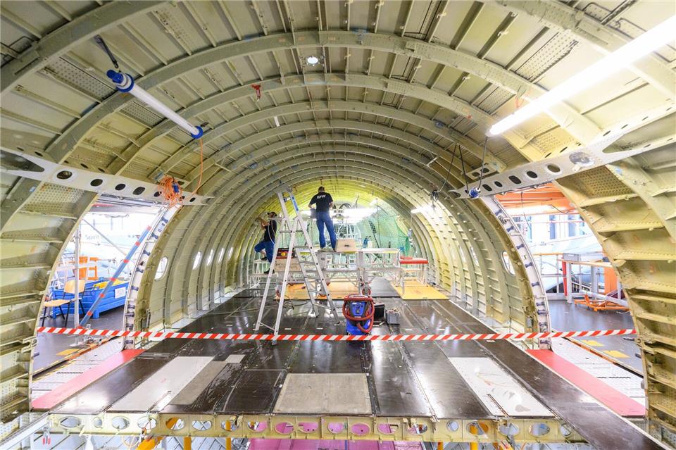Die Elbe Flugzeugwerke Dresden mit mehr als 2.000 Mitarbeitern im Vorjahr einen Umsatz von rund 650 Millionen Euro erzielt. Robert Michael/dpa