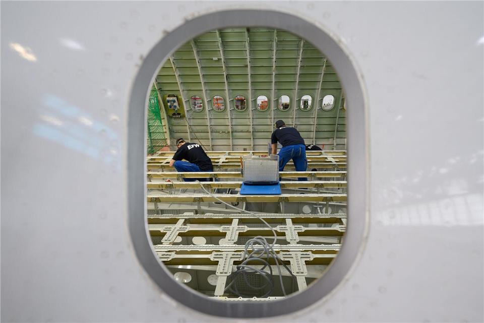 Die Elbe Flugzeugwerke in Dresden haben sich auf den Umbau von Passagierflugzeugen auf Frachtmaschinen spezialisiert. (Archivbild)Robert Michael/dpa