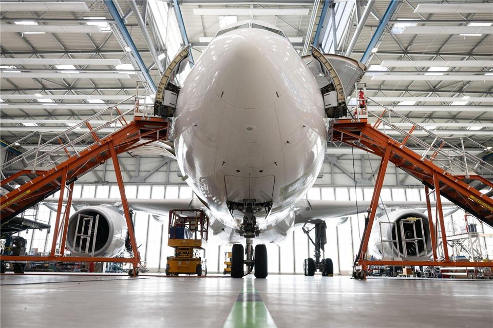 Die Elbe Flugzeugwerke müssen wegen fehlender Aufträge vorübergehend 300 Mitarbeiter verleihen (Archivbild)Sebastian Kahnert/dpa