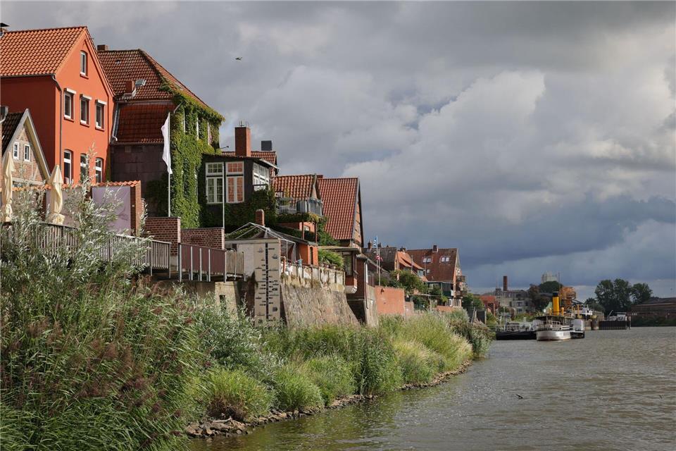 Hochwasser: Lauenburg gibt vorläufige Entwarnung Die Elbe wird in den nächsten Tagen vermutlich den Elbuferweg überfluten. (Archivbild)Christian Charisius/dpa