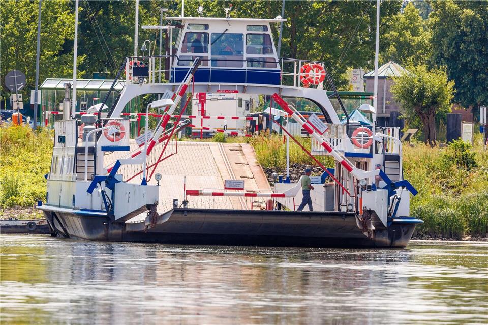 Die Elbfähre „Tanja“ bleibt derzeit am Ufer.  Jens Büttner/dpa