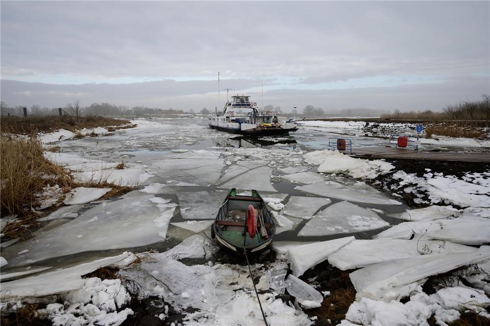 Die Elbfähre „Tanja“ fährt bei Eisgang über die Elbe.Philipp Schulze/dpa