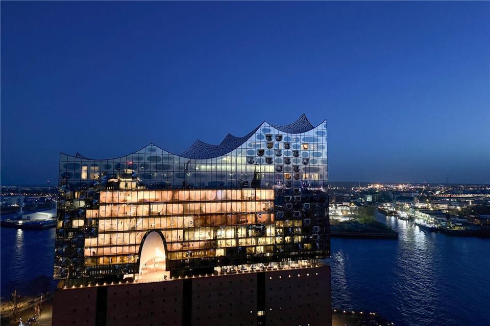 Die Elbphilharmonie feiert im Januar 2027 zehnjähriges Jubiläum. Nun hat der Intendant die kommende Saison vorgestellt. Christian Charisius/dpa