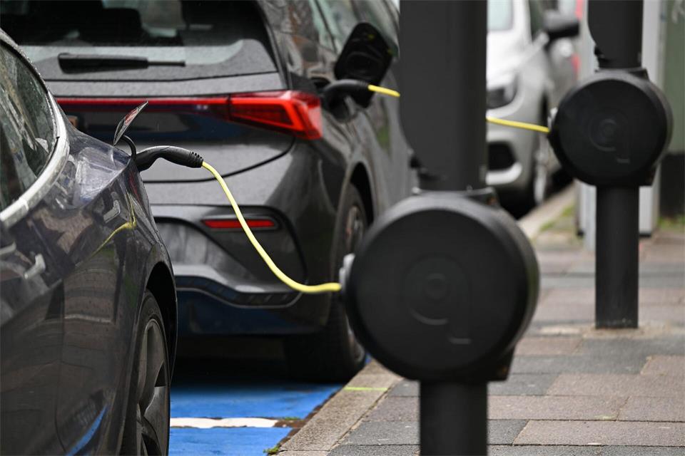Die Elektroautozulassungen steigen in allen Bundesländern - aber längst nicht gleichmäßig. (Archivbild)Arne Dedert/dpa
