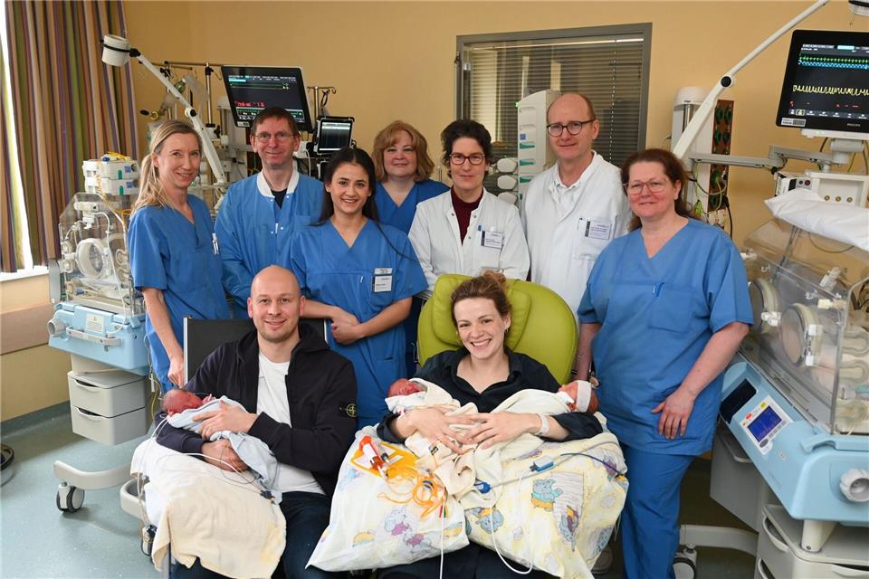 Die Eltern Mara (v.r.) und Max Deboer (v.l.) halten die Drillingsschwestern Klara, Romy und Jette (vorne l-r) auf dem Arm. Mit der Familie freut das Team des Perinatalzentrums. Mario Haase/Evangelisches Klinikum Bethel/dpa