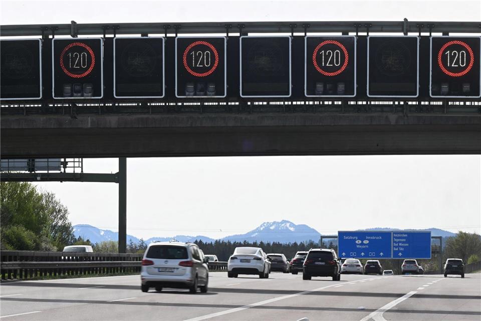 Die Eltern fuhren mit dem Auto gut eine halbe Stunde weiter in Richtung Österreich, bevor sie merkten, dass ihr Sohn fehlt. (Archivbild)Felix Hörhager/dpa