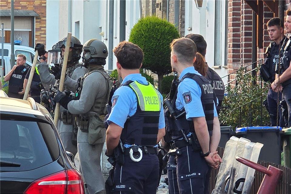 Die Eltern konnten die Wohnung am frühen Abend nach Angaben der Polizei unverletzt verlassen.Joachim Kollednigg/News5/dpa