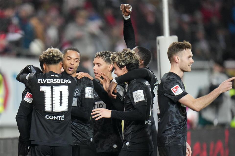 Die Elversberger feiern den Sieg in Kaiserslautern.Thomas Frey/dpa