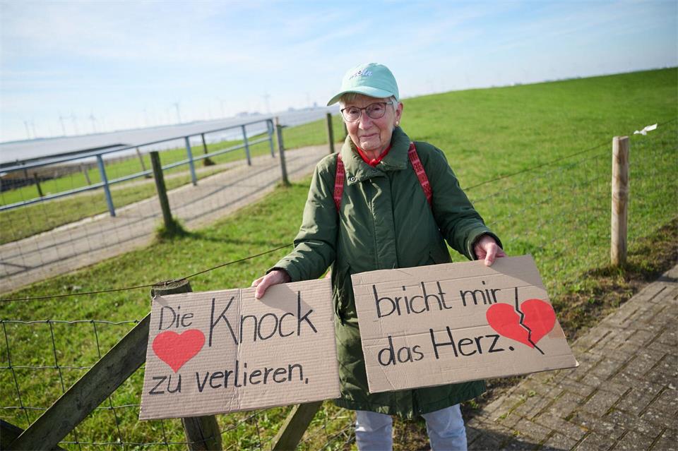 Die Emderin Ilse Scheibe demonstrierte mit anderen gegen den neuen Marinehafen. Sina Schuldt/dpa
