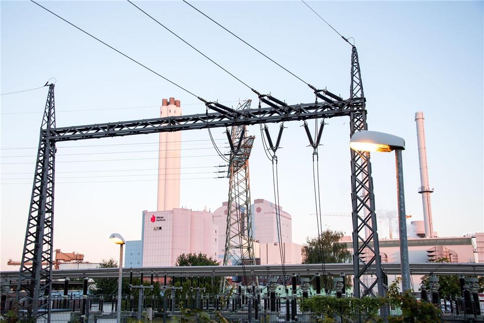 Die Energienetze erneuern und installieren Leitungen, Umspannwerke und Schaltfelder. (Archivbild) Daniel Bockwoldt/dpa