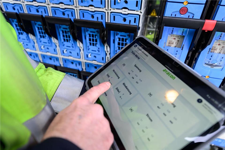 Die Energiewende geht mit einem erhöhten Strombedarf einher. Um zu wissen, wo genau Strom gebraucht wird, testet ein Projekt digitale Stromzähler an Ortsnetzstationen.Philipp Schulze/dpa