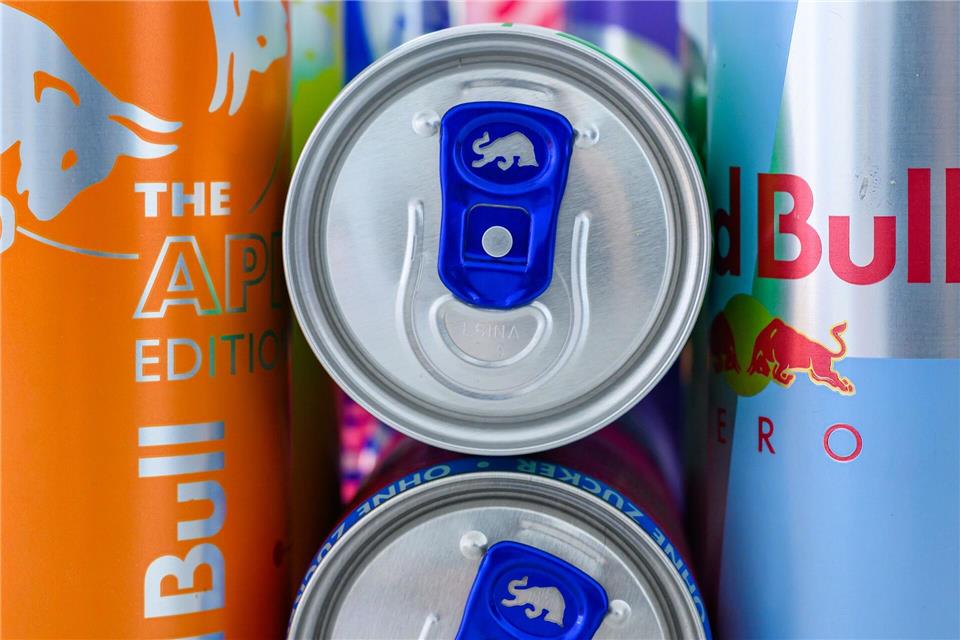 Die Energy Drinks laufen in Baruth/Mark vom Band. Die österreichischen Unternehmen Red Bull und Rauch kauften 2023 den auf der Kippe stehenden Getränkeabfüller Urstromquelle in Brandenburg. Patrick Pleul/dpa