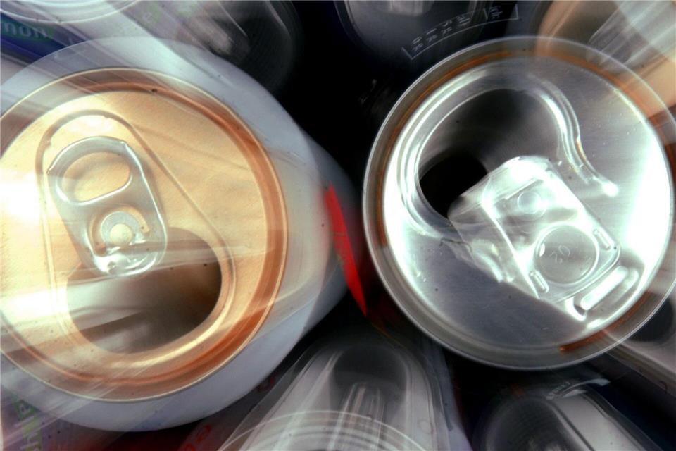 Die Energy Drinks werden in Dosen verkauft. (Symbolbild)Jens Büttner/dpa/dpa-tmn