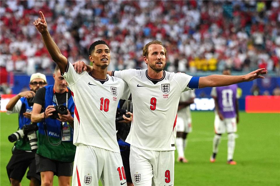 Die Engländer Jude Bellingham (l) und Harry Kane jubeln nach dem Sieg gegen Norwegen.Martin Rickett/PA Wire/dpa
