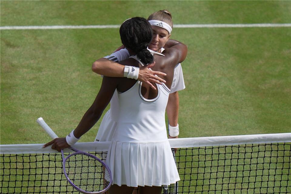 Die Entscheidung fiel im dramatischen Tiebreak: Karolina Muchova (hinten) rang Coco Gauff nieder. Brian Inganga/AP/dpa