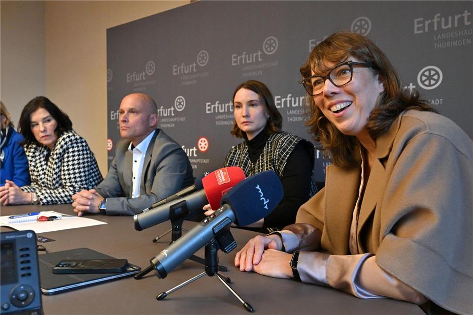 „Die Entscheidung für die Standortschließung Erfurt ist eine harte, aber eine notwendige aus Unternehmenssicht gewesen“: Zalando-Personalchefin Astrid Arndt (r) beim Pressestatement im Erfurter Rathaus.Martin Schutt/dpa