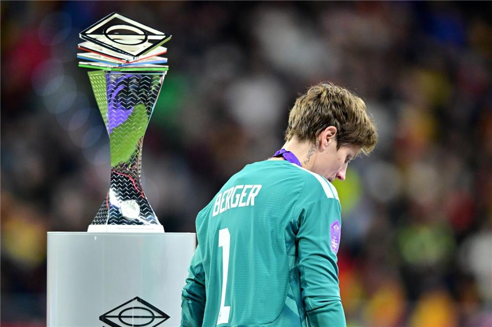 Die Entscheidung naht, ob es in der Nationalelf mit Torhüterin Berger weitergeht.Sebastian Christoph Gollnow/dpa