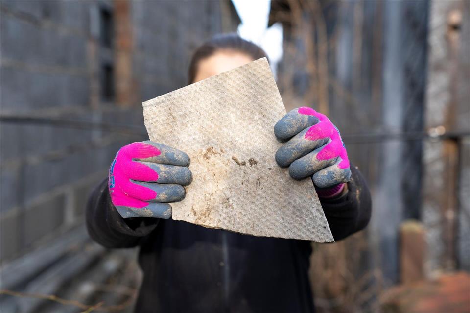 Die Entsorgung von Asbest darf nur von speziell zertifizierten Unternehmen durchgeführt werden.Florian Schuh/dpa-tmn