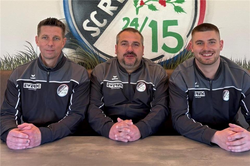 Die Entwicklung stimmt: Der Sportliche Leiter Marco Aguilar (Mitte) verständigte sich mit den Trainern Martin Trockel (links) und Nik Hagemann auf eine Verlängerung der Zusammenarbeit.