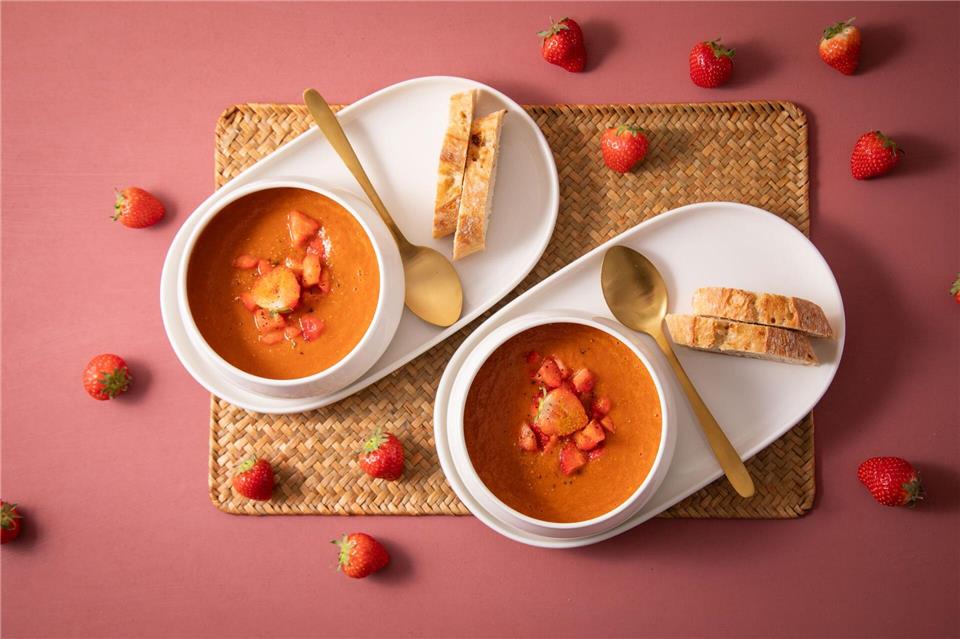 Die Erdbeer-Tomatensuppe besteht zu drei Teilen Tomaten und einem Teil Erdbeeren. Die Früchte werden gekocht, püriert und mit Curry gewürzt.Christin Klose/dpa-tmn