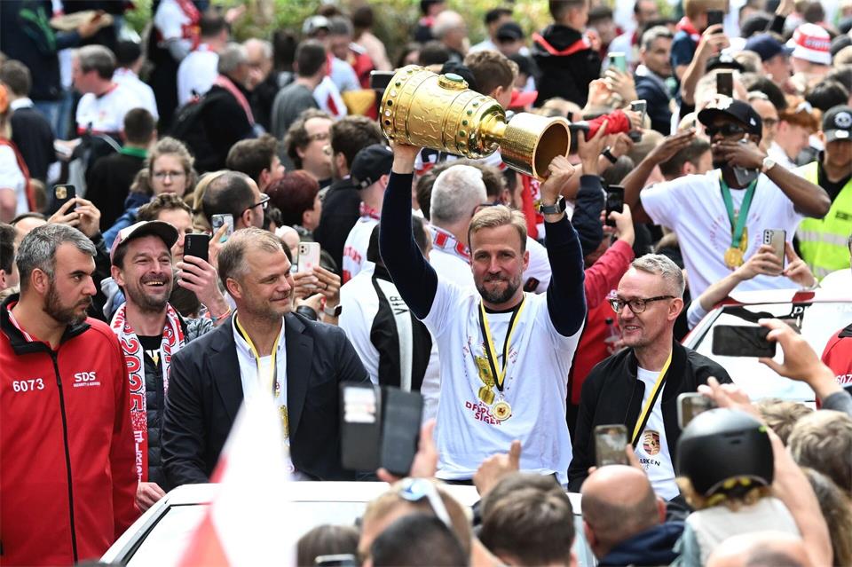 Die Erfolgsköpfe des VfB Stuttgart bleiben zusammen: Fabian Wohlgemuth, Sebastian Hoeneß und Alexander Wehrle. (Archivbild)Marijan Murat/dpa