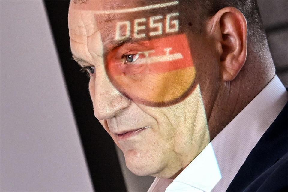 Die Erfurter Eisschnellläuferinnen und Eisschnellläufer üben massive Kritik an der DESG-Führung um Präsident Matthias Große. (Archivbild)Britta Pedersen/dpa