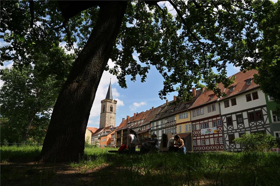 Die Erfurter Krämerbrücke gehört zu den Touristen-Attraktionen in Thüringens Landeshauptstadt. (Archivbild)Martin Schutt/dpa
