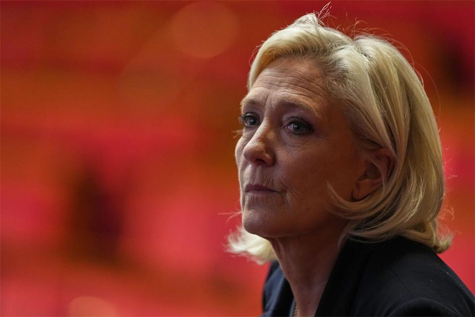 Die Ergebnisse der Teilwahl des Senats stärken Marine Le Pen den Rücken (Archivbild).Thibault Camus/AP/dpa