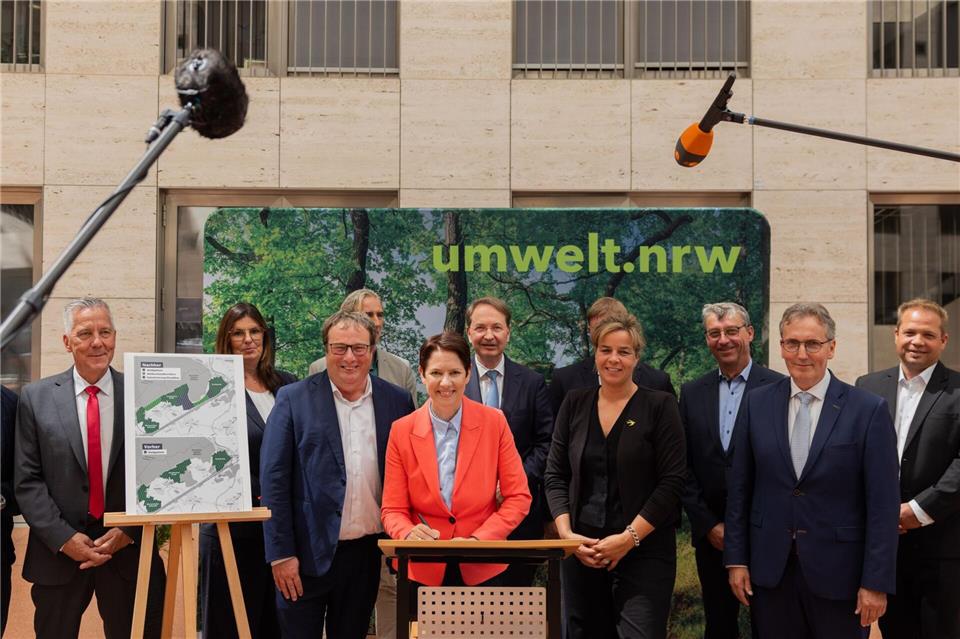 Die Erklärung zum Hambacher Wald wird unterzeichnet.Rolf Vennenbernd/dpa