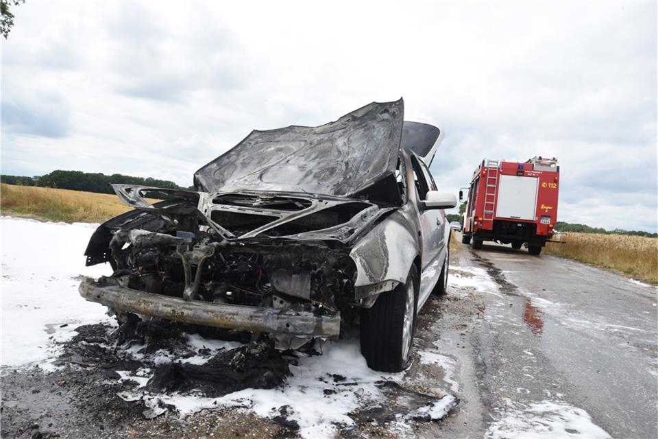 Die Erler Feuerwehr setzte Löschschaum ein, um den Fahrzeugbrand zu löschen.