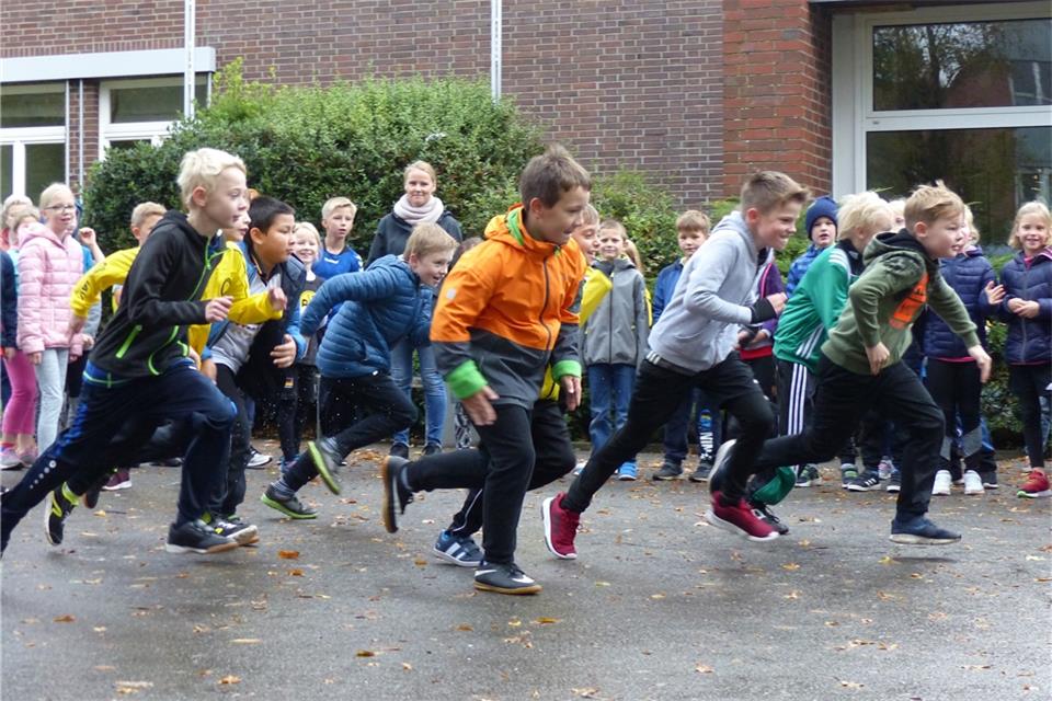 Die Erler Grundschüler in Aktion beim Sponsorenlauf.