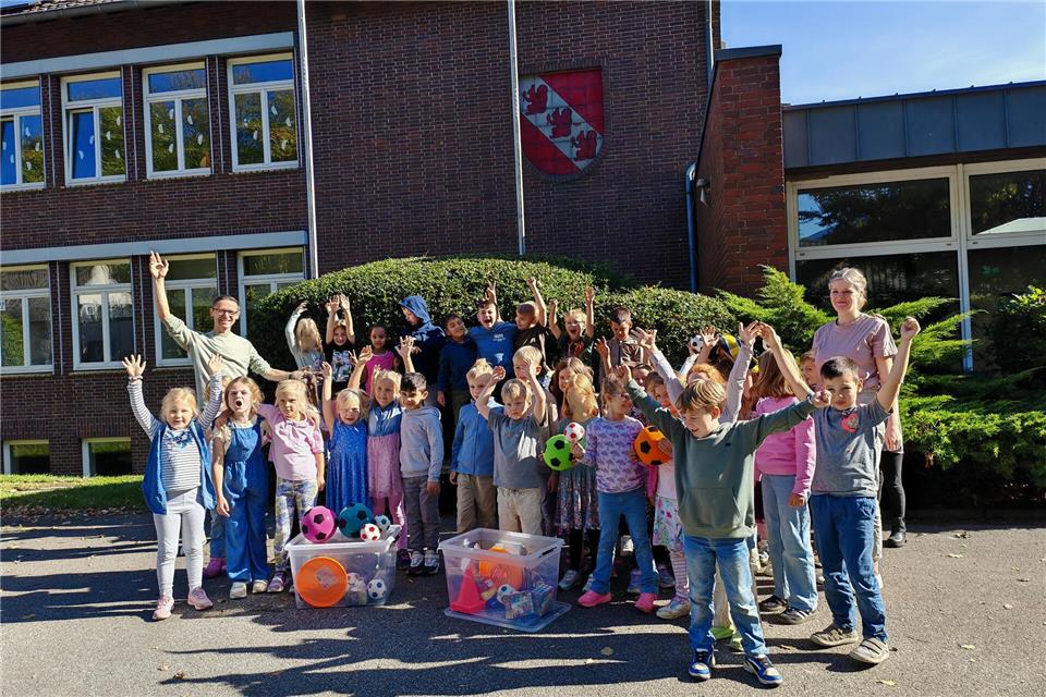 Die Erler Kinder freuen sich über ihre Spielekisten.