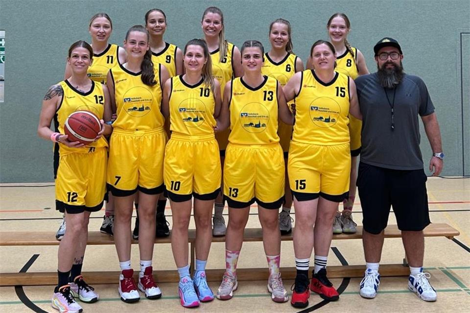 Die Erler Landesliga-Frauen mit ihrem Coach Christian Besta.