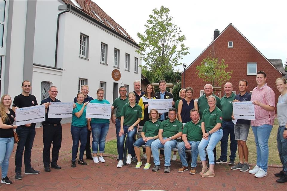 Die Erler Schützen haben an die fünf Vereine jeweils 745 Euro gespendet.