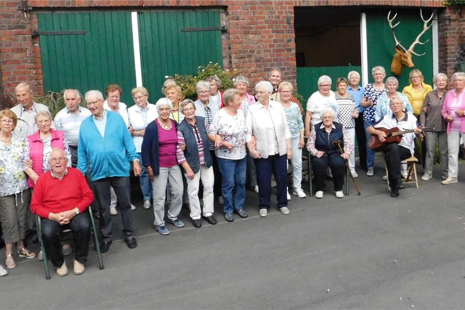 Die Erler Seniorengemeinschaft hat sich am Mittwochnachmittag auf dem Hof Stegerhoff zum „Schlachtfest“ ihres Sparschweins getroffen.