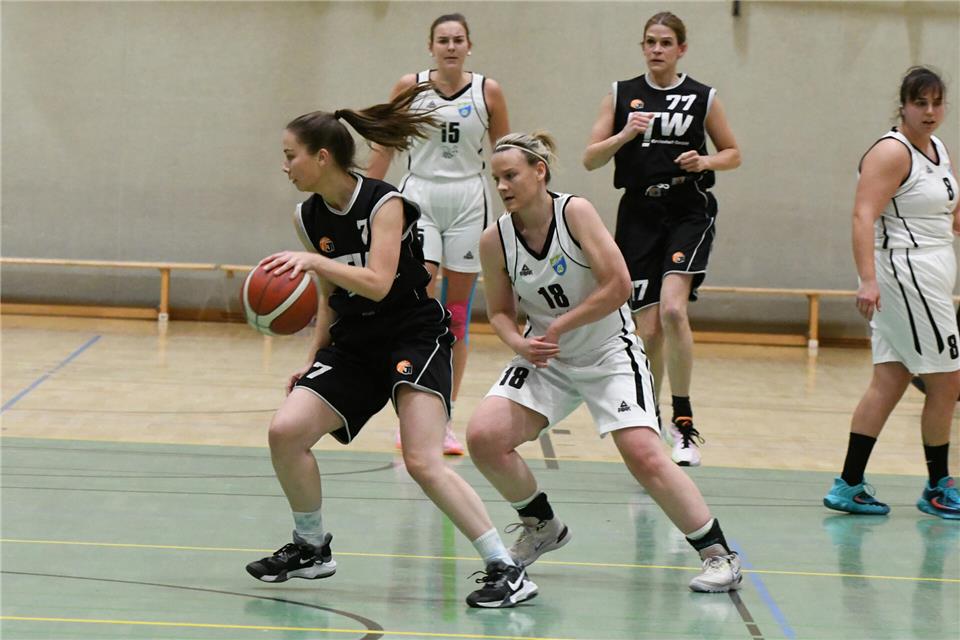 Die Erlerin Anna Borgs (links) kann hier den Ball gegen die Borkenerin Sonja Kraft behaupten. Am Ende aber behielt der RSV überraschend die Oberhand im Landesliga-Derby.